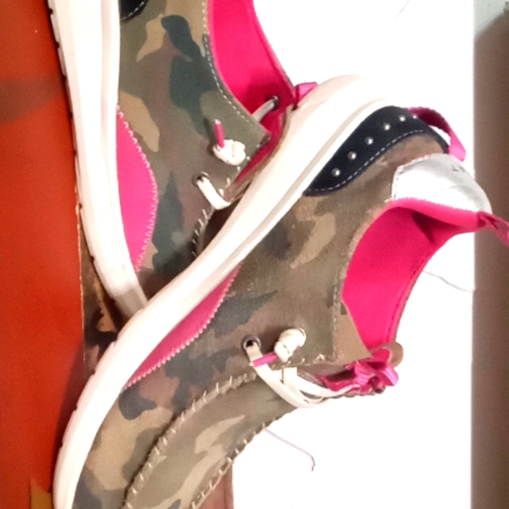 women's Ariat shoes camouflage and hot pink 7 and 1/2